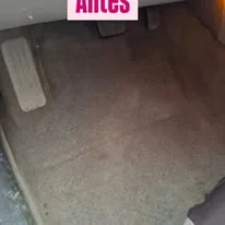 Piso interior de auto antes de limpieza